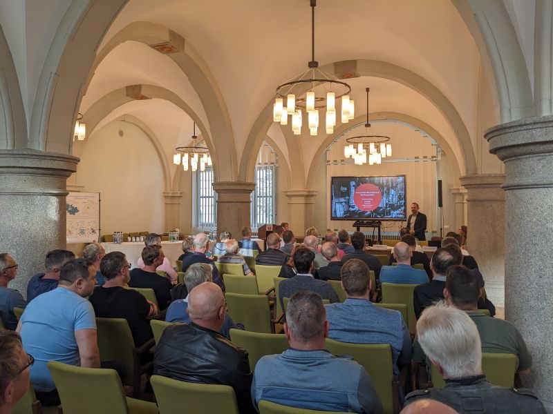 2509_KWP_Infoabend Bürgerinnen und Bürger der Stadt Bernburg (Saale) informieren sich über die Kommunale Wärmeplanung in Bernburg (Saale)
