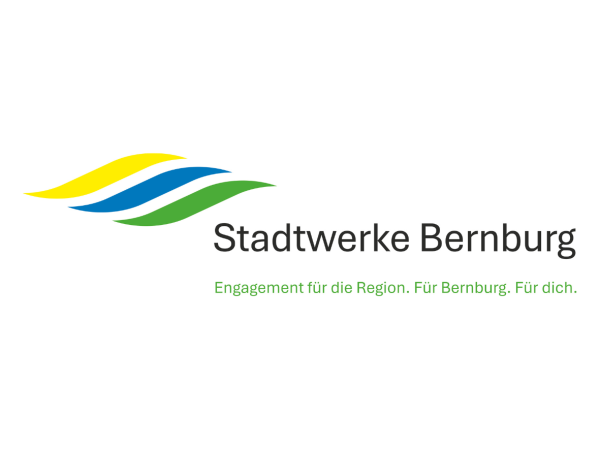 Das neue Logo der Stadtwerke Bernburg besteht aus drei farbigen Wellen oben links (gelb, blau, grün), dem Firmennamen und dem neuen Claim: Engagement für die Region. Für Bernburg. Für dich.
