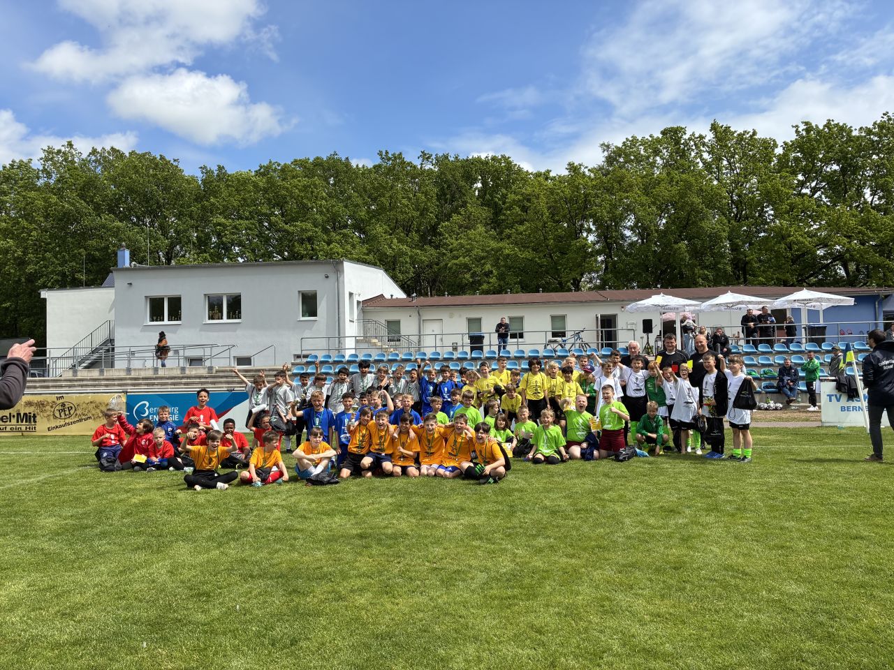 Sieben Kinder-Fussballmannschaften posieren für ein Gruppenfoto