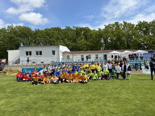 Sieben Kinder-Fussballmannschaften posieren für ein Gruppenfoto