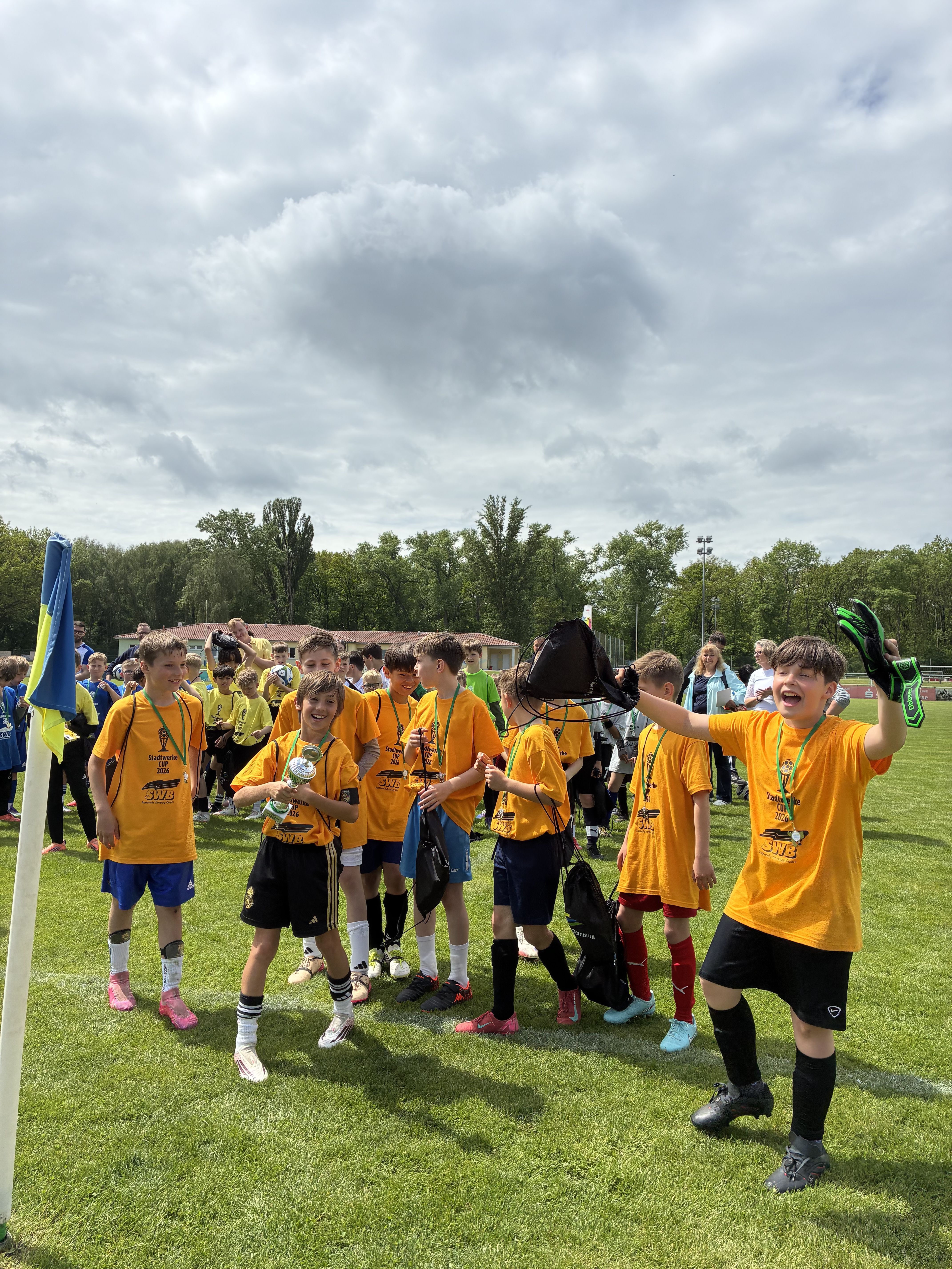 Eine Kinder-Fussballmannschaft jubelt über ihren Sieg.